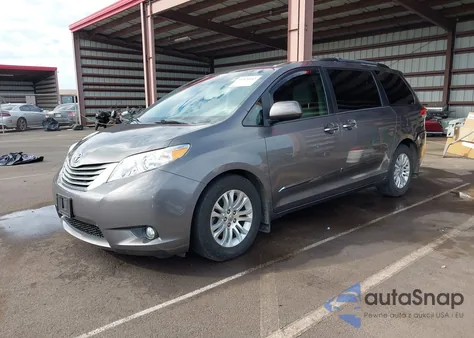 2014 Toyota Sienna Xle V6 7 Passenger Auto Access Seat/Xle V6 8 Passenger z USA, uszkodzony, nr VIN 5TDYK3DC7ES408230